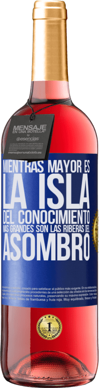 29,95 € Envío gratis | Vino Rosado Edición ROSÉ Mientras mayor es la isla del conocimiento, más grandes son las riberas del asombro Etiqueta Azul. Etiqueta personalizable Vino joven Cosecha 2025 Tempranillo