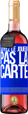 29,95 € Envoi gratuit | Vin rosé Édition ROSÉ Soyez le joueur, pas la carte Étiquette Bleue. Étiquette personnalisable Vin jeune Récolte 2025 Tempranillo