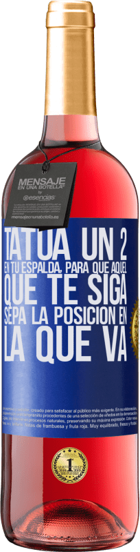 29,95 € Envío gratis | Vino Rosado Edición ROSÉ Tatúa un 2 en tu espalda, para que aquél que te siga sepa la posición en la que va Etiqueta Azul. Etiqueta personalizable Vino joven Cosecha 2024 Tempranillo