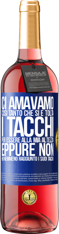 29,95 € Spedizione Gratuita | Vino rosato Edizione ROSÉ Ci amavamo così tanto che si è tolta i tacchi per essere alla mia altezza, eppure non ho nemmeno raggiunto i suoi tacchi Etichetta Blu. Etichetta personalizzabile Vino giovane Raccogliere 2024 Tempranillo