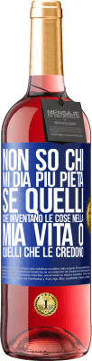 29,95 € Spedizione Gratuita | Vino rosato Edizione ROSÉ Non so chi mi dia più pietà, se quelli che inventano le cose nella mia vita o quelli che le credono Etichetta Blu. Etichetta personalizzabile Vino giovane Raccogliere 2024 Tempranillo