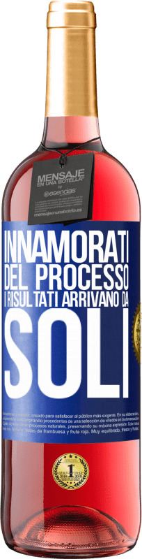 29,95 € Spedizione Gratuita | Vino rosato Edizione ROSÉ Innamorati del processo, i risultati arrivano da soli Etichetta Blu. Etichetta personalizzabile Vino giovane Raccogliere 2024 Tempranillo