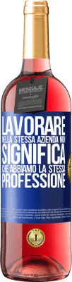 29,95 € Spedizione Gratuita | Vino rosato Edizione ROSÉ Lavorare nella stessa azienda non significa che abbiamo la stessa professione Etichetta Blu. Etichetta personalizzabile Vino giovane Raccogliere 2023 Tempranillo