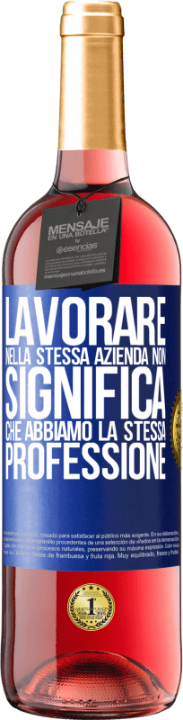 29,95 € Spedizione Gratuita | Vino rosato Edizione ROSÉ Lavorare nella stessa azienda non significa che abbiamo la stessa professione Etichetta Blu. Etichetta personalizzabile Vino giovane Raccogliere 2024 Tempranillo