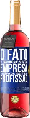 29,95 € Envio grátis | Vinho rosé Edição ROSÉ O fato de trabalharmos na mesma empresa não significa que temos a mesma profissão Etiqueta Azul. Etiqueta personalizável Vinho jovem Colheita 2024 Tempranillo