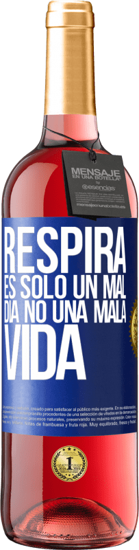 29,95 € Envío gratis | Vino Rosado Edición ROSÉ Respira, es sólo un mal día, no una mala vida Etiqueta Azul. Etiqueta personalizable Vino joven Cosecha 2023 Tempranillo