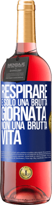 29,95 € Spedizione Gratuita | Vino rosato Edizione ROSÉ Respirare, è solo una brutta giornata, non una brutta vita Etichetta Blu. Etichetta personalizzabile Vino giovane Raccogliere 2024 Tempranillo