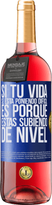 29,95 € Envío gratis | Vino Rosado Edición ROSÉ Si tu vida se está poniendo difícil, es porque estás subiendo de nivel Etiqueta Azul. Etiqueta personalizable Vino joven Cosecha 2025 Tempranillo
