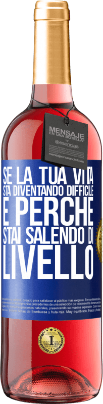 29,95 € Spedizione Gratuita | Vino rosato Edizione ROSÉ Se la tua vita sta diventando difficile, è perché stai salendo di livello Etichetta Blu. Etichetta personalizzabile Vino giovane Raccogliere 2024 Tempranillo