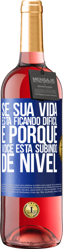 29,95 € Envio grátis | Vinho rosé Edição ROSÉ Se sua vida está ficando difícil, é porque você está subindo de nível Etiqueta Azul. Etiqueta personalizável Vinho jovem Colheita 2024 Tempranillo