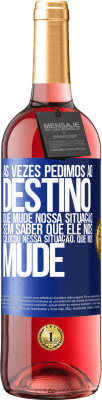 29,95 € Envio grátis | Vinho rosé Edição ROSÉ Às vezes pedimos ao destino que mude nossa situação sem saber que ele nos colocou nessa situação, que nos mude Etiqueta Azul. Etiqueta personalizável Vinho jovem Colheita 2024 Tempranillo