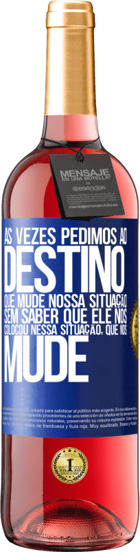 29,95 € Envio grátis | Vinho rosé Edição ROSÉ Às vezes pedimos ao destino que mude nossa situação sem saber que ele nos colocou nessa situação, que nos mude Etiqueta Azul. Etiqueta personalizável Vinho jovem Colheita 2024 Tempranillo