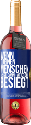 29,95 € Kostenloser Versand | Roséwein ROSÉ Ausgabe Wenn du einen Menschen hasst, dann hat er dich besiegt Blaue Markierung. Anpassbares Etikett Junger Wein Ernte 2023 Tempranillo