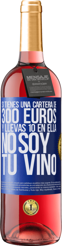 29,95 € Envío gratis | Vino Rosado Edición ROSÉ Si tienes una cartera de 300 euros y llevas 10 en ella, no soy tu vino Etiqueta Azul. Etiqueta personalizable Vino joven Cosecha 2024 Tempranillo