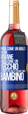 29,95 € Spedizione Gratuita | Vino rosato Edizione ROSÉ Pensa come un adulto, vivi da giovane, agisci come un vecchio e non smettere mai di pensare come un bambino Etichetta Blu. Etichetta personalizzabile Vino giovane Raccogliere 2023 Tempranillo