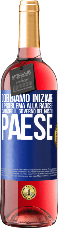 29,95 € Spedizione Gratuita | Vino rosato Edizione ROSÉ Dobbiamo iniziare il problema alla radice e cambiare il governo del nostro paese Etichetta Blu. Etichetta personalizzabile Vino giovane Raccogliere 2024 Tempranillo