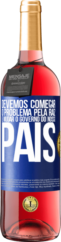 29,95 € Envio grátis | Vinho rosé Edição ROSÉ Devemos começar o problema pela raiz e mudar o governo do nosso país Etiqueta Azul. Etiqueta personalizável Vinho jovem Colheita 2024 Tempranillo