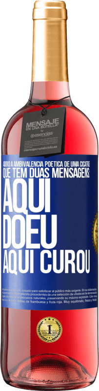 29,95 € Envio grátis | Vinho rosé Edição ROSÉ Adoro a ambivalência poética de uma cicatriz, que tem duas mensagens: aqui doeu, aqui curou Etiqueta Azul. Etiqueta personalizável Vinho jovem Colheita 2024 Tempranillo