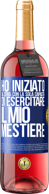 29,95 € Spedizione Gratuita | Vino rosato Edizione ROSÉ Ho iniziato da zero, con la sola capacità di esercitare il mio mestiere Etichetta Blu. Etichetta personalizzabile Vino giovane Raccogliere 2024 Tempranillo