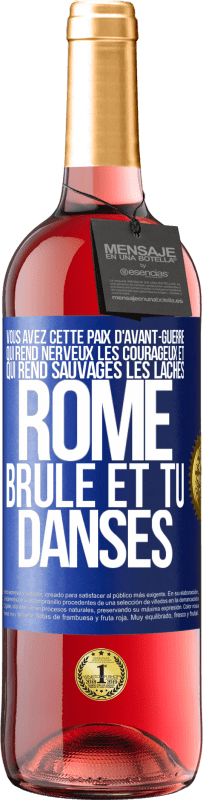 29,95 € Envoi gratuit | Vin rosé Édition ROSÉ Vous avez cette paix d'avant-guerre qui rend nerveux les courageux et qui rend sauvages les lâches. Rome brûle et tu danses Étiquette Bleue. Étiquette personnalisable Vin jeune Récolte 2024 Tempranillo