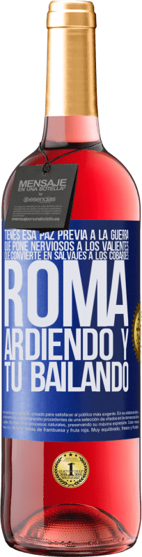 29,95 € Envío gratis | Vino Rosado Edición ROSÉ Tienes esa paz previa a la guerra que pone nerviosos a los valientes, que convierte en salvajes a los cobardes. Roma Etiqueta Azul. Etiqueta personalizable Vino joven Cosecha 2024 Tempranillo