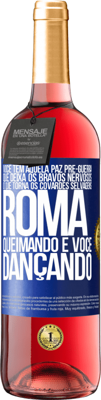 29,95 € Envio grátis | Vinho rosé Edição ROSÉ Você tem aquela paz pré-guerra que deixa os bravos nervosos, o que torna os covardes selvagens. Roma queimando e você Etiqueta Azul. Etiqueta personalizável Vinho jovem Colheita 2024 Tempranillo