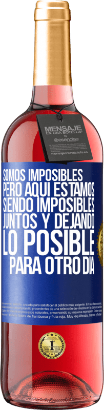 29,95 € Envío gratis | Vino Rosado Edición ROSÉ Somos imposibles, pero aquí estamos, siendo imposibles juntos y dejando lo posible para otro día Etiqueta Azul. Etiqueta personalizable Vino joven Cosecha 2024 Tempranillo