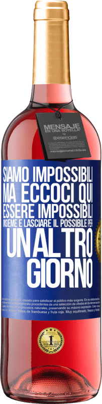 29,95 € Spedizione Gratuita | Vino rosato Edizione ROSÉ Siamo impossibili, ma eccoci qui, essere impossibili insieme e lasciare il possibile per un altro giorno Etichetta Blu. Etichetta personalizzabile Vino giovane Raccogliere 2024 Tempranillo