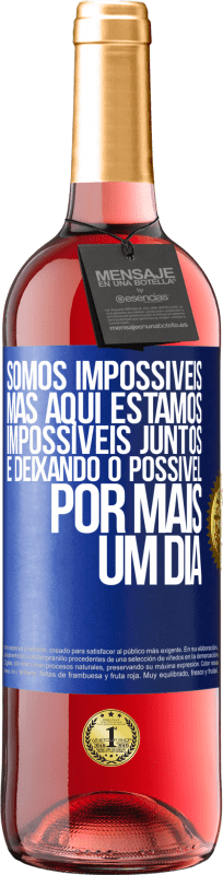 29,95 € Envio grátis | Vinho rosé Edição ROSÉ Somos impossíveis, mas aqui estamos, impossíveis juntos e deixando o possível por mais um dia Etiqueta Azul. Etiqueta personalizável Vinho jovem Colheita 2024 Tempranillo