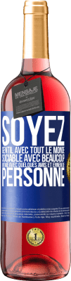 29,95 € Envoi gratuit | Vin rosé Édition ROSÉ Soyez gentil avec tout le monde, sociable avec beaucoup, intime avec quelques amis et ennemi de personne Étiquette Bleue. Étiquette personnalisable Vin jeune Récolte 2025 Tempranillo