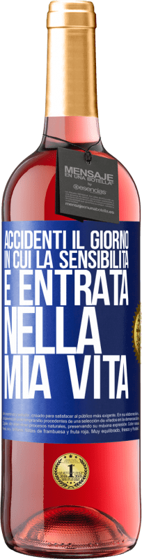 29,95 € Spedizione Gratuita | Vino rosato Edizione ROSÉ Accidenti il giorno in cui la sensibilità è entrata nella mia vita Etichetta Blu. Etichetta personalizzabile Vino giovane Raccogliere 2024 Tempranillo