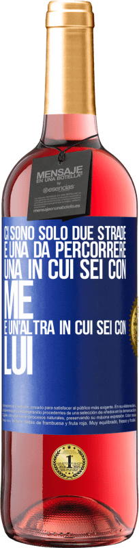 29,95 € Spedizione Gratuita | Vino rosato Edizione ROSÉ Ci sono solo due strade e una da percorrere, una in cui sei con me e un'altra in cui sei con lui Etichetta Blu. Etichetta personalizzabile Vino giovane Raccogliere 2024 Tempranillo