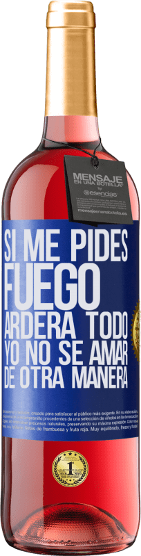 29,95 € Envío gratis | Vino Rosado Edición ROSÉ Si me pides fuego, arderá todo. Yo no sé amar de otra manera Etiqueta Azul. Etiqueta personalizable Vino joven Cosecha 2024 Tempranillo