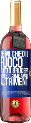 29,95 € Spedizione Gratuita | Vino rosato Edizione ROSÉ Se mi chiedi il fuoco, tutto brucerà. Non so come amare altrimenti Etichetta Blu. Etichetta personalizzabile Vino giovane Raccogliere 2024 Tempranillo