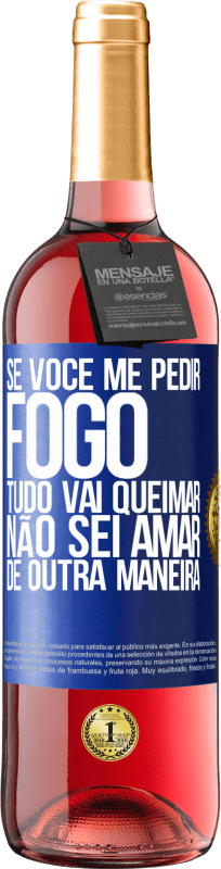 29,95 € Envio grátis | Vinho rosé Edição ROSÉ Se você me pedir fogo, tudo vai queimar. Não sei amar de outra maneira Etiqueta Azul. Etiqueta personalizável Vinho jovem Colheita 2024 Tempranillo