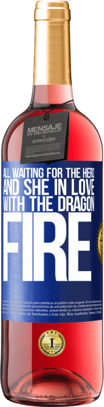 29,95 € 送料無料 | ロゼワイン ROSÉエディション すべてがヒーローを待ち、ドラゴンの火を愛する彼女 青いタグ. カスタマイズ可能なラベル 若いワイン 収穫 2023 Tempranillo
