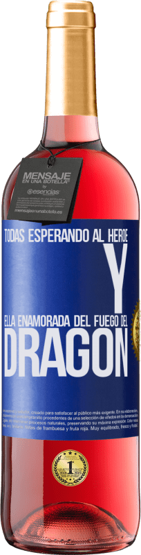 29,95 € Envío gratis | Vino Rosado Edición ROSÉ Todas esperando al héroe y ella enamorada del fuego del dragón Etiqueta Azul. Etiqueta personalizable Vino joven Cosecha 2024 Tempranillo