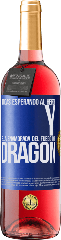 29,95 € Envío gratis | Vino Rosado Edición ROSÉ Todas esperando al héroe y ella enamorada del fuego del dragón Etiqueta Azul. Etiqueta personalizable Vino joven Cosecha 2025 Tempranillo