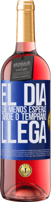 29,95 € Envío gratis | Vino Rosado Edición ROSÉ El día que menos esperas, tarde o temprano llega Etiqueta Azul. Etiqueta personalizable Vino joven Cosecha 2023 Tempranillo