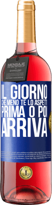 29,95 € Spedizione Gratuita | Vino rosato Edizione ROSÉ Il giorno che meno te lo aspetti, prima o poi arriva Etichetta Blu. Etichetta personalizzabile Vino giovane Raccogliere 2024 Tempranillo