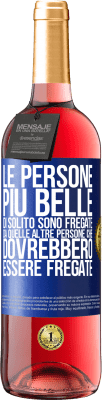 29,95 € Spedizione Gratuita | Vino rosato Edizione ROSÉ Le persone più belle di solito sono fregate da quelle altre persone che dovrebbero essere fregate Etichetta Blu. Etichetta personalizzabile Vino giovane Raccogliere 2023 Tempranillo