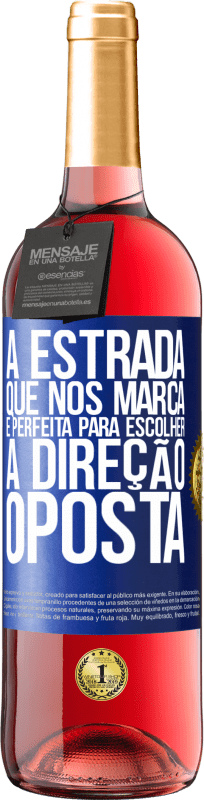29,95 € Envio grátis | Vinho rosé Edição ROSÉ A estrada que nos marca é perfeita para escolher a direção oposta Etiqueta Azul. Etiqueta personalizável Vinho jovem Colheita 2024 Tempranillo