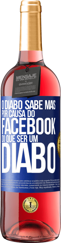 29,95 € Envio grátis | Vinho rosé Edição ROSÉ O diabo sabe mais por causa do Facebook do que ser um diabo Etiqueta Azul. Etiqueta personalizável Vinho jovem Colheita 2024 Tempranillo