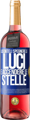 29,95 € Spedizione Gratuita | Vino rosato Edizione ROSÉ Lasciateli spegnere le luci e accendere le stelle Etichetta Blu. Etichetta personalizzabile Vino giovane Raccogliere 2024 Tempranillo