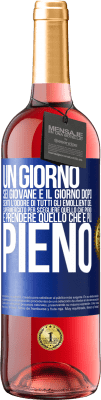 29,95 € Spedizione Gratuita | Vino rosato Edizione ROSÉ Un giorno sei giovane e il giorno dopo, senti l'odore di tutti gli emollienti del supermercato per scegliere quello che Etichetta Blu. Etichetta personalizzabile Vino giovane Raccogliere 2024 Tempranillo