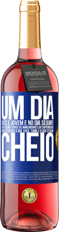 29,95 € Envio grátis | Vinho rosé Edição ROSÉ Um dia você é jovem e no dia seguinte você cheira todos os amaciadores do supermercado para escolher o que você toma e o que Etiqueta Azul. Etiqueta personalizável Vinho jovem Colheita 2024 Tempranillo