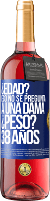 29,95 € Envío gratis | Vino Rosado Edición ROSÉ ¿Edad? Eso no se pregunta a una dama. ¿Peso? 38 años Etiqueta Azul. Etiqueta personalizable Vino joven Cosecha 2023 Tempranillo