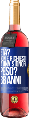 29,95 € Spedizione Gratuita | Vino rosato Edizione ROSÉ Età? Non è richiesto a una signora. Peso? 38 anni Etichetta Blu. Etichetta personalizzabile Vino giovane Raccogliere 2023 Tempranillo