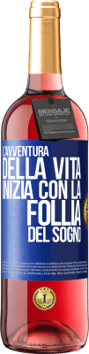 29,95 € Spedizione Gratuita | Vino rosato Edizione ROSÉ L'avventura della vita inizia con la follia del sogno Etichetta Blu. Etichetta personalizzabile Vino giovane Raccogliere 2024 Tempranillo