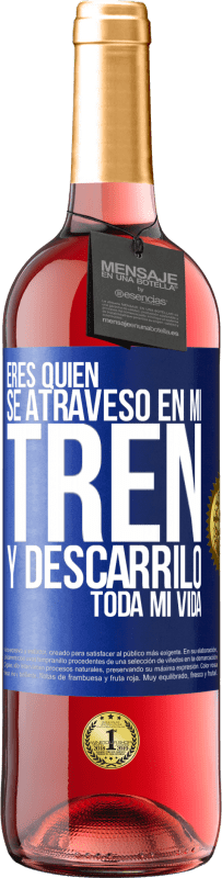 29,95 € Envío gratis | Vino Rosado Edición ROSÉ Eres quien se atravesó en mi tren y descarriló toda mi vida Etiqueta Azul. Etiqueta personalizable Vino joven Cosecha 2024 Tempranillo